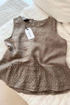 Petal linen top, taupe #bypias Linen Style Fashion, Linen Tops, Blouse Batik, Boho Chic Outfits, Fashionista Clothes, Top For Women, Hippie Outfits, Boho Casual