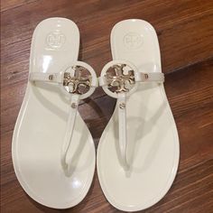 Tory Burch Jelly Sandals, Plastic Sandals, Tory Burch Heels, Sandals Outfit, Stunning Shoes