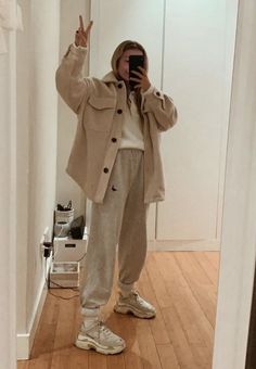 Beige Coat Outfit, Brittany Bathgate, Sporty Chic Outfits, Cream Outfit, Outfits College, Outfit Streetwear, Beige Coat, Autumn 2023, Shirt Jackets