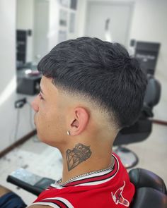 Skin Fade With Long Top, Mens Skin Fade Haircut Medium, Mid Fade Side Part Haircut Men, Mid Fade Short Hair, Skin Fade Long On Top, French Crop Low Fade, Low Mid Fade, Taper Fade Alto, Mid Fade En V