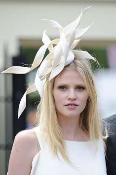 White London ascot hat - wired paper for the 'traditional trimmings' idea Fascinators Diy, Philip Treacy Hats, Flapper Headpiece, Lara Stone, Philip Treacy