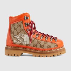 Kaufen Sie den/die/das The North Face x Gucci Damenstiefel von Gucci. Dieser Artikel ist Teil der The North Face x Gucci Kollektion, einer Fortsetzung der Zusammenarbeit, die zwei Marken mit ähnlicher Geschichte und ähnlichen Werten verbindet und den Entdeckergeist feiert. Die Designs zeichnen sich durch verschiedene leuchtende Farben und Prints mit dem The North Face x Gucci Logo sowie Blumen- und Wald-Motiven aus. North Face X Gucci, Wool Boots, Gucci Boots, Short Leather Boots, Canvas Boots, Winter Ankle Boots, Boot Accessories, Orange Leather, Winter Boots Women