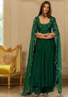 Dark Green Anarkali Dress, Emerald Green Anarkali, Green Anarkali Dress, Paulmi And Harsh, Chanderi Anarkali, Mehndi Bride, Green Anarkali, Silk Kurti Designs, Lehenga Designs Simple