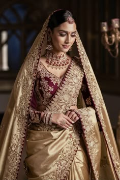 A breathtaking portrait of a stunningly beautiful Pakistani bride adorned in an exquisite lavender and purple lehenga. Golden Red Saree Wedding, Bridal Poses In Saree, Bridal Saree For Reception, Lavender Lehenga Bridal, Lavender Bridal Saree, Saree For Wedding Bride, Sikh Bride Lengha, Purple Bridal Saree, Golden Bridal Saree