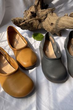 Upper Material:	Cowhide/Calf
Sole Material:	Rubber
Heels:	Flat
Toe:	Round Toe
Closure Type:	Slip-On
Gender:	Female
Lining Material:	Pigskin
Heel Height:	3cm
Season:	Spring/Fall
Weight:	1.020 kilogram


#flats #leather #slipon #momshoes Old Lady Shoes, Grandma Shoes, Old Grandma, Mom Shoes, Lady Shoes, Genuine Leather Sandals, Flats Online, Pig Skin, Rubber Heels