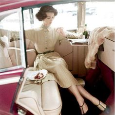 1952 Model sitting in a Rolls Royce, wearing a pleated crepe shirtdress in Silver Wheat by Kasper for Penart, a Garay belt, Castlecliff jewelry and t-strap shoes by Bare-Foot Originals Vestidos Pin Up, Glamour Vintage, Fifties Fashion, Fashion 1950s, Vintage Fashion Photography, Retro Mode, Drag Queens, Moda Vintage, Look Vintage