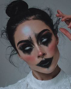 Scary Doll Makeup, Makeup Zombie, Creative Halloween Makeup, Halloween Makeup Clown, Halloweenský Makeup, Halloween Make-up Looks, Creepy Makeup, Cute Halloween Makeup