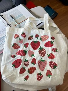 Cute strawberry paitned tote bag! Cute Painted Tote Bags, Paint Tote Bag Ideas Easy, Painted Tote Bags Ideas, Tote Bag Diy Design, Diy Painted Tote Bag, Handpainted Totebag