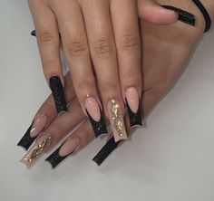 Black Nails Acrylic Squares Long, Black And Gold Acrylic Nails Square, Black And Gold Birthday Nails Acrylic, Black Prom Nails Acrylic Long, Black Quince Nails Short, Black And Gold Nails For Prom, Gold N Black Nails, Black Nails For Quinceanera, Black And Gold Quinceanera Nails