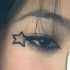 School Makeup With Eyeliner, How To Draw A Star With Eyeliner, Eyeliner Ideas Simple, Cute Star Makeup, Star Inspired Makeup, Star Shaped Eyeliner, Stars Eyeliner, Star Themed Makeup, Star Eyeliner Tutorial