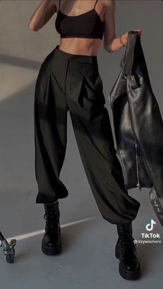 Every Day Style Outfits, Classy Masculine Outfits For Women, Dark Minimalist Fashion, Alt Clubbing Fits, Joji Concert Outfit, Cyberpunk Fashion Women, 대학생 스타일, Edgy Clothing, Elegante Casual