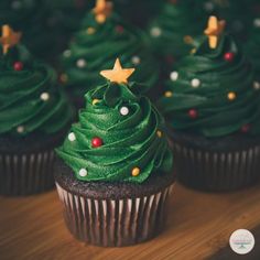 cupcakes with green frosting and gold stars on top, decorated like a christmas tree