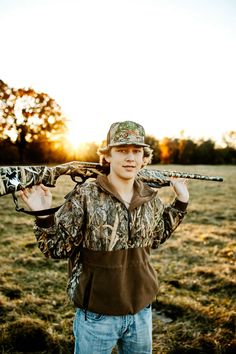 Hunter styled high school senior photography session- poses- outfits #country#countryboy #aesthetic #senior #seniorpictures Fishing Senior Pictures, Hunting Senior Pictures, Hunting Pictures, Country Senior Pictures