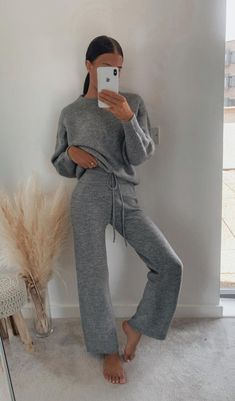 Lounge Wear Aesthetic, Cozy Lounge Outfits, Cozy Home Outfit, Aesthetic Loungewear, Homewear Outfit, Loungewear Aesthetic, Wfh Outfits, Pajamas Aesthetic, Winter Loungewear