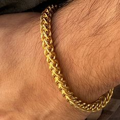 Men's franco chain hip hop bracelet. Measures 9" inch long x 6MM thick. 18K gold plated over stainless steel. Stainless Steel - stamped on clasp. Real solid stainless steel jewelry. Solid weight at approx. 32 grams. Stylish bayonet locking snap clasp. Won't fade or turn your skin green. Super shiny bracelet is very well made. 100% FREE SHIPPING in USA. Order now!