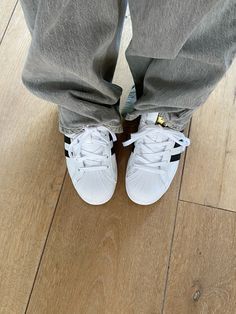 adidas superstar white All Star White Outfit, White Adidas Superstar Outfit, White Superstars Outfit, Superstar Shoes Outfit, Super Star Adidas, White Superstars, White Adidas Superstar, Adidas All Star