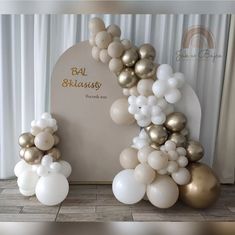 balloon arch with gold and white balloons