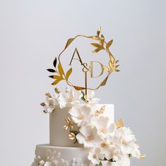 Enhance the elegance of your wedding cake with our exquisite floral wedding cake topper. Perfect for weddings or engagements, this beautifully crafted topper can be personalized with the bride and groom's names or the last name. Its sophisticated design and gold finish make it a standout piece that adds a touch of luxury to any cake. Make your special day unforgettable with this stunning wedding cake decoration. 📦 Ready to Ship Within 48 hours ✈️ Free Shipping - Delivered Within 1-4 Business Da Wedding Cake Topper Gold, Initial Cake Topper, Initial Cake, Spiegel Gold, Gold Cake Topper Wedding, Boho Engagement, Cake Topper Initials, Floral Wedding Cake, Graduation Signs