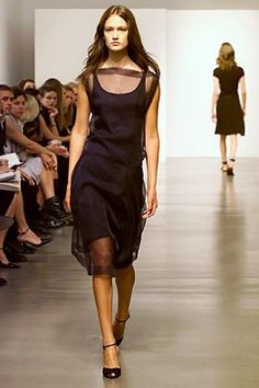 Calvin Klein Collection Spring 2002 Ready-to-Wear Fashion Show - Zoe Hawkins, Calvin Klein Modern Luxury, Designer Brands, Sleeveless Formal Dress, Designer Fashion