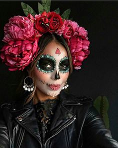 Happy Halloween, guys & ghouls! 🎃 Love this beautiful Día de los Muertos look, via @sincerelyjules! 💀 Makijaż Sugar Skull, Day Of Dead Costume, Makeup Zombie, Halloweenský Makeup, Den Mrtvých, Dead Makeup, Halloween Costumes For 3