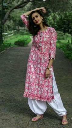 White Salwar, Printed Kurti Designs, Indian Kurti Designs, Pink Kurta, Indian Designer Suits, Simple Kurta Designs, Simple Kurti Designs, Salwar Designs, Long Kurti Designs