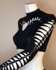 Stocking Shirt Diy, Diy Cut Out Shirt, Camille Monfort, Goth Diy Clothes, Diy Goth Clothes, Braided Shirt, Diy Leggings