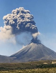 Mt. Ngaurhoe Volcano North Island, New Zealand Volcano Pictures, New Zealand Landscape, New Zealand Travel, Natural Disasters