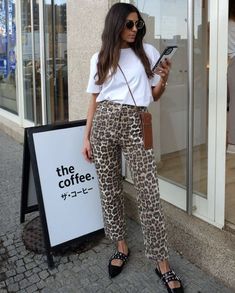 Work Clothes For Hot Weather, Leopard Print Jeans Outfit Street Style, Leopard Jeans Outfit 2024, Leopard Print Jeans Outfit, Print Jeans Outfit, Leopard Pants Outfit, Printed Pants Outfits, Leopard Print Outfits, Animal Print Jeans