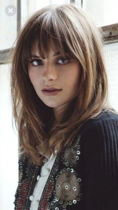 Rambut Brunette, Classic Hair, Bangs With Medium Hair, Magazine Issue, Fringe Hairstyles, Long Hair With Bangs, Mid Length Hair, Medium Hair Cuts, Medium Length Hair