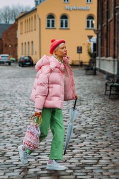 The Best Street-Style Photos From the Fall 2020 Shows at Copenhagen Fashion Week | Vogue Autumn Colorful Outfits, Colorblocking Outfit, Winter Outfits Colorful, Copenhagen Fashion Week 2022, London Street Fashion, Autumn Fashion Trends, Colorblock Fashion, Stylish Street Style