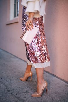 Fest Outfits, Mode Tips, Glam Christmas, Rose Sweater, Blazer Outfit, Moda Chic, Gal Meets Glam, Nude Pumps