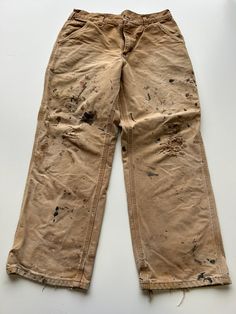 Mens Carhartt Baggy Carpenter Workwear Trouser / Pants 1990s vintage  Baggy Fit  Zip Fly  Beige Waist 31 inch Leg Length 28 inch **Sizes are exact measurement of the jean and may differ from the tag size** Please note due to the nature of these being workwear jeans there will be cool signs of fraying / paint and fading marks. All adding to the character of the piece** Item in great workwear condition overall Carhartt Workwear Vintage, Mens Carpenter Jeans, Mens Carhartt, Vintage Carhartt Double Knee, Vintage Carpenter Pants, Pantalon Carhartt, Carrhart Double Knee Pants, Workwear Jeans, Vintage Workwear