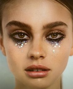 Glitter Tears Makeup Tutorial, Bejewelled Makeup, Dionysus Makeup, Euphoria Makeup Inspiration, Messy Glitter Makeup, Euphoria Makeup Halloween, Saltburn Makeup, Sequin Photoshoot, Eras Tour Makeup Reputation