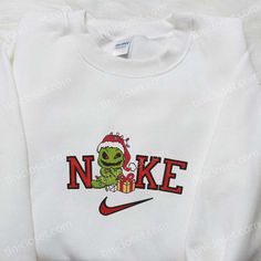 Introducing the Oogie Boogie Christmas Light x Nike Christmas Embroidered Sweatshirt – a festive fusion of style and comfort! Made with premium materials, this sweatshirt showcases an intricate embroidery of Oogie Boogie from the beloved movie. Perfect for chilly winter days, it offers warmth and coziness, while the Nike branding ensures durability and quality. This sweatshirt is not just a clothing item, but a statement piece that will make you stand out during the holiday season. Get rea Nike Christmas, Disney Ootd, Vanellope Von Schweetz, Best Family Gifts, Mike Wazowski, Halloween Hoodie, Jason Voorhees, Family Christmas Gifts, Embroidered Clothes