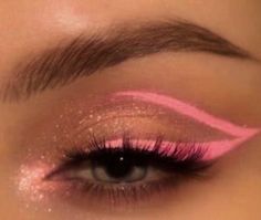 Preppy Eye Makeup, Pink Concert Eye Makeup, Sparkle Pink Makeup, Pink Eyeshadow With White Eyeliner, Cute Barbie Makeup Look, Pink Makeup Looks For Homecoming, Cute Pink Eyeliner Looks, Blue Eyes With Pink Eyeshadow, Pink Sparkly Eyeshadow Looks