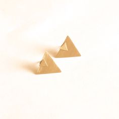 These are triangle shaped stud earrings, made out of brass or sterling silver and consist of a 5mm little triangle in the front with a triangle shape attached to the back of the ear. Simple and Modern enough to be worn on a daily basis. These tiny 5mm triangles are soldered with solid 10mm sterling silver posts. Earring backs and ear nuts are also solid sterling silver. + Material - Brass, Sterling Silver, Yellow Gold Filled, Rose Gold Filled (Pink Hue), or 14k Yellow Gold + Front Triangle Size Minimalist Triangle Jewelry, Minimalist Triangle Nickel-free Earrings, Minimalist Nickel-free Triangle Earrings, Gold Triangle Minimalist Earrings, Minimalist Gold Triangle Earrings, Handmade Minimalist Triangle Earrings, Minimalist Brass Plug Earrings As A Gift, Minimalist Handmade Triangle Earrings, Double Sided Earrings Studs