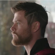 Knowledge Input - Thor haircut Thor Ragnarok Haircut, Chris Hemsworth Thor Ragnarok, Chris Hemsworth Hair, Temp Fade Haircut, Braids With Fade, Chris Hemsworth Thor, Thor Ragnarok, Mens Haircuts Fade, Marvel Thor