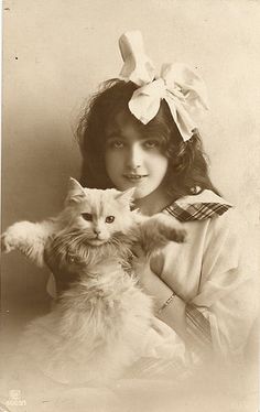 Creepy Old Pictures, She And Her Cat, Vintage Children Photos, Photo Vintage, Vintage Dog