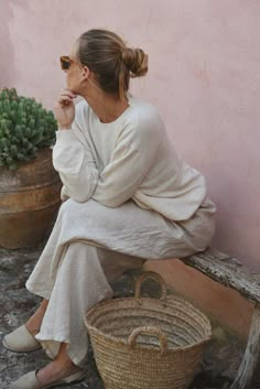 Style // The true timeless faded oatmeal linen pants, our Moon color is the perfect off-white linen The must have, high-rise and wide leg linen pants. Our Isla Pants are loose fitting and feature an elastic waistline and rope tie for ultimate comfort. Flattering and stylish, and of course with side pockets too, the Isla Pants are the ideal casual and comfortable sunshine staple Fabric Note // Made in Italy from 100% Linen Sizing Advice // Available in two sizes. Elastic waistband and tie straps Blanco White, Beige Pullover, Classic Wardrobe Staples, Designer Drapes, Wide Leg Linen Pants, Mode Inspiration, Linen Pants, White Linen, Neck Designs