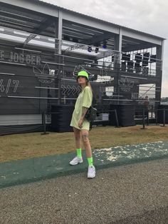 Todo tipos de outfit. Si no sabes cómo combinar la ropa o no sabes q… #detodo # De Todo # amreading # books # wattpad Festival Bucket Hat, Neon Concert Outfit, Outfit Con Bucket Hat, Neon Green Outfit Aesthetic, Green Neon Outfit, Green Bucket Hat Outfit, Neon Style Outfit, Neon Green And Black Outfit, Green Festival Outfit