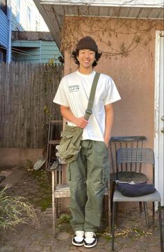 Indie Style Men, Cargo Pants Styling, Indie Boy Outfits, Indie Outfits Men, Summer Vintage Outfits, Indie Men, Indie Outfits Summer, Style Cargo Shorts, Vintage Outfits Men