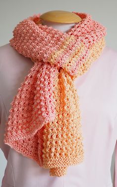 a knitted scarf on top of a white mannequin torso with text overlay reading free knitting pattern 4 row repeat primavera scarf