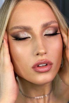 Make Up Ideas Silver, Silver Bride Makeup, Silver Make Up Ideas, Silver Goddess Makeup, Makeup Looks With Silver, Make Up Silver Eyes, Natural Silver Makeup, Make Up With Silver, Makeup Ideas For Birthday