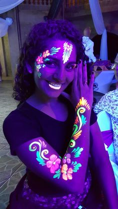 Neon body paint Neon Day, Uv Face Paint, Uv Makeup, Festival Face Paint, Face Paint Ideas, Adult Face Painting, Neon Rave, Glow In Dark Party