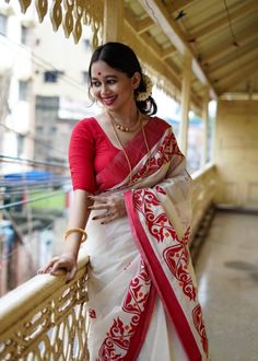 Bengali Red And White Saree, Red Saree Cotton, Bengali Puja Saree Look, Bangoli Saree Pose, Durga Pooja Outfit Ideas, Bengali Saree Look Simple, Durga Puja Saree Look, Bengali Saree Traditional, Durga Puja Outfit Ideas