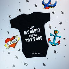 Anyone with kids knows that they love to look over their Daddys tattoos, that’s why this Metallimonsters’ exclusive vest top is the best way to show a softer side to your little monster, yet give a bit of much deserved appreciation to your ink!- 100% cotton unisex vest with 3 button fasteners, printed with 'I love my Daddy and his Tattoos' across chest.- Soft envelope neck opening.- Machine Washable. Maternity Hacks, Goth Baby, Neutral Baby Clothes, Baby Tattoos, Dream Baby, Cool Baby, Baby Vest, Gender Neutral Baby Clothes