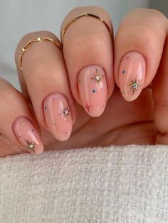 short nude nails with sparkle gems and colorful dots March Nails, Christmas Nails Easy, Star Nails, New Year's Nails, Xmas Nails, Pretty Acrylic Nails, Short Acrylic Nails, Nail Arts