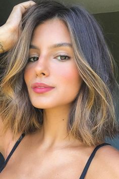 Woman with wavy long bob and caramel face-framing highlights Lob Hairstyle, Lob Haircut, Shoulder Length Hair Cuts, Short Hair Haircuts, Shoulder Length Hair