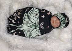 "Introducing our new Witchy Baby Clothes collection, featuring beautiful hand-drawn lunar moths! This listing includes one handmade baby/swaddle blanket and the choice of a matching cuffed beanie or top-knot headband. Our blankets are generously sized at approximately 31\" x 30\" and made with a mid-weight, stretchy cotton knit material that is perfect for a snug yet breathable swaddle. The printed side features a stunning moonlit green design, while the other side is bright white with a profess Baby Hospital Outfit, Gothic Baby, Lunar Moth, Goth Baby, Moon Moth, Baby Bats, Handmade Baby Clothes, Hospital Outfit, Baby Hospital