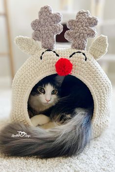 Free Christmas Cat Pod Crochet Pattern for a cozy reindeer-themed pet bed. Easy and beginner-friendly DIY with super bulky yarn. Cat Cave Pattern, Pod Bed, Cat Pod, Reindeer Crochet, Reindeer Noses, Basket Style